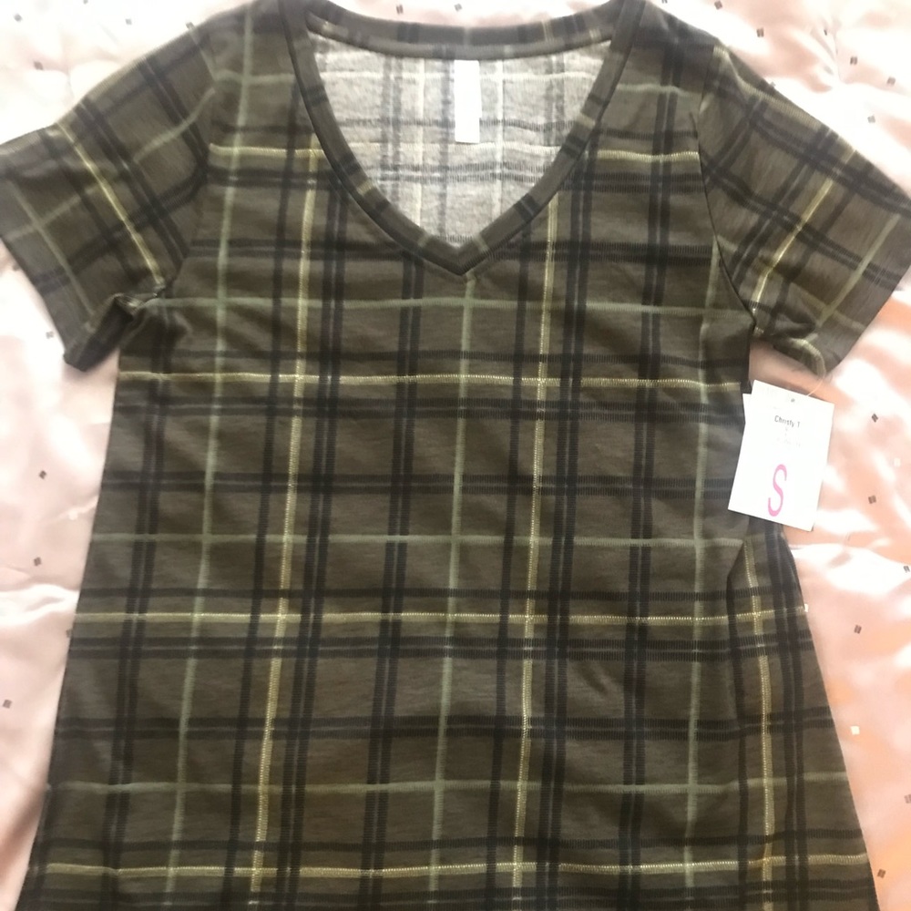 LuLaRoe Christy vneck tee size small